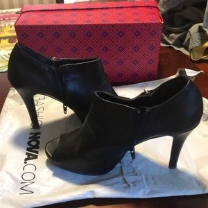 Style and co. Black bootie/pump